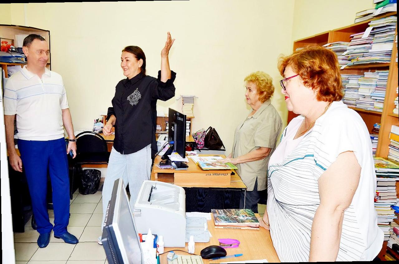 «Визит Виктора Теплякова в сочинскую библиотеку для проверки реализации депутатских субсидий»