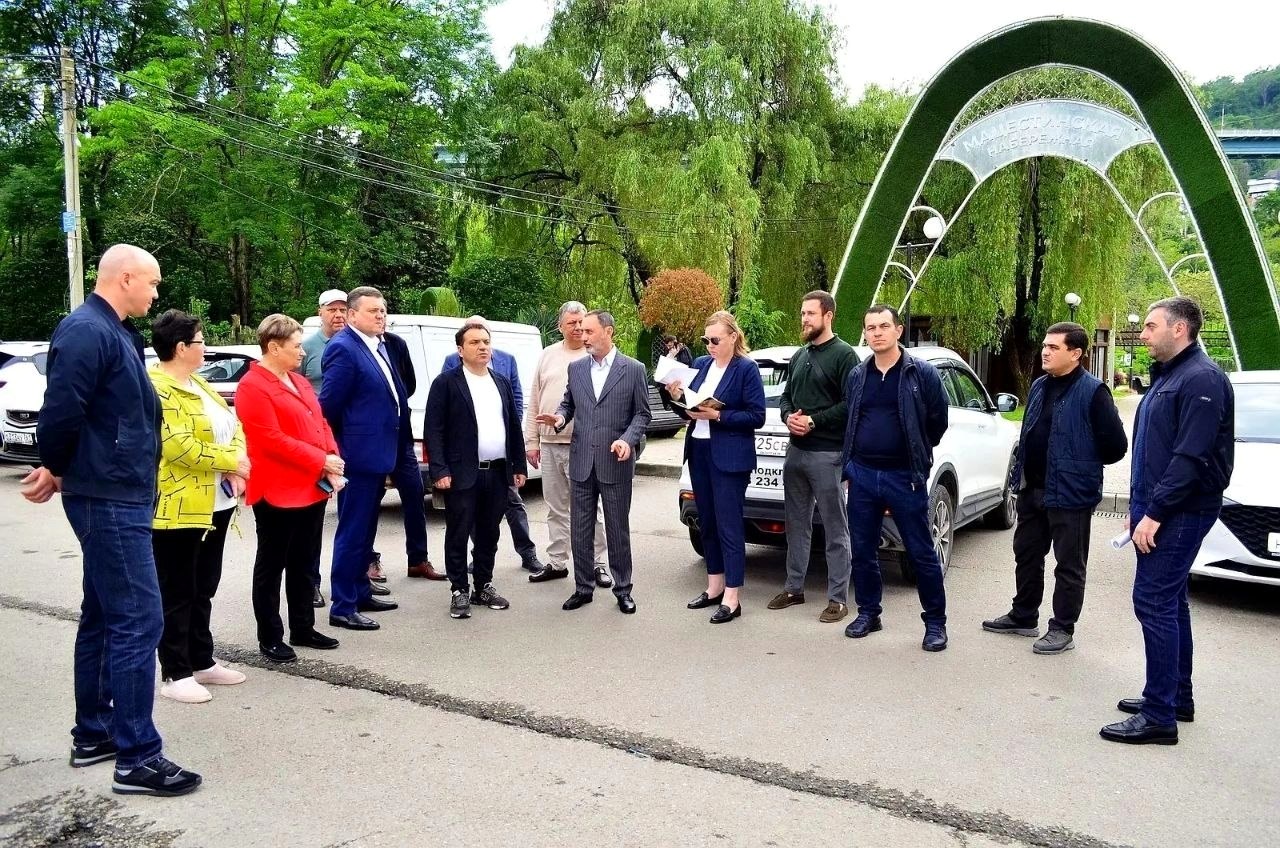 Депутат ЗСК Виктор Тепляков обследовал сквер на Мацесте в Сочи