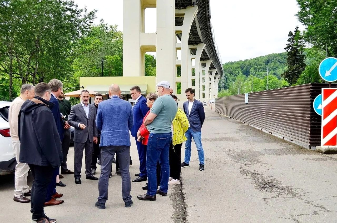 Депутат ЗСК Виктор Тепляков обследовал сквер на Мацесте в Сочи