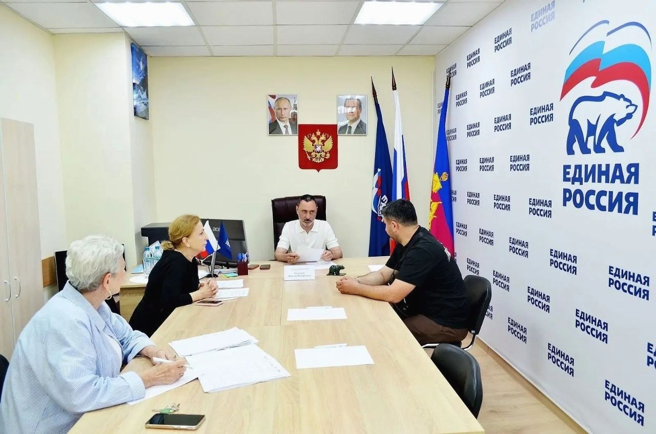 Депутат ЗСК Виктор Тепляков провёл приём граждан в Сочи