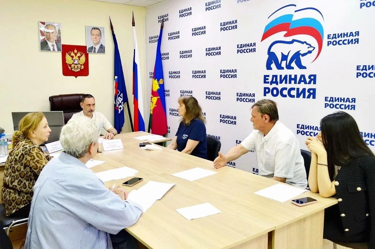 Депутат Законодательного Собрания Виктор Тепляков принял граждан в Общественной приёмной