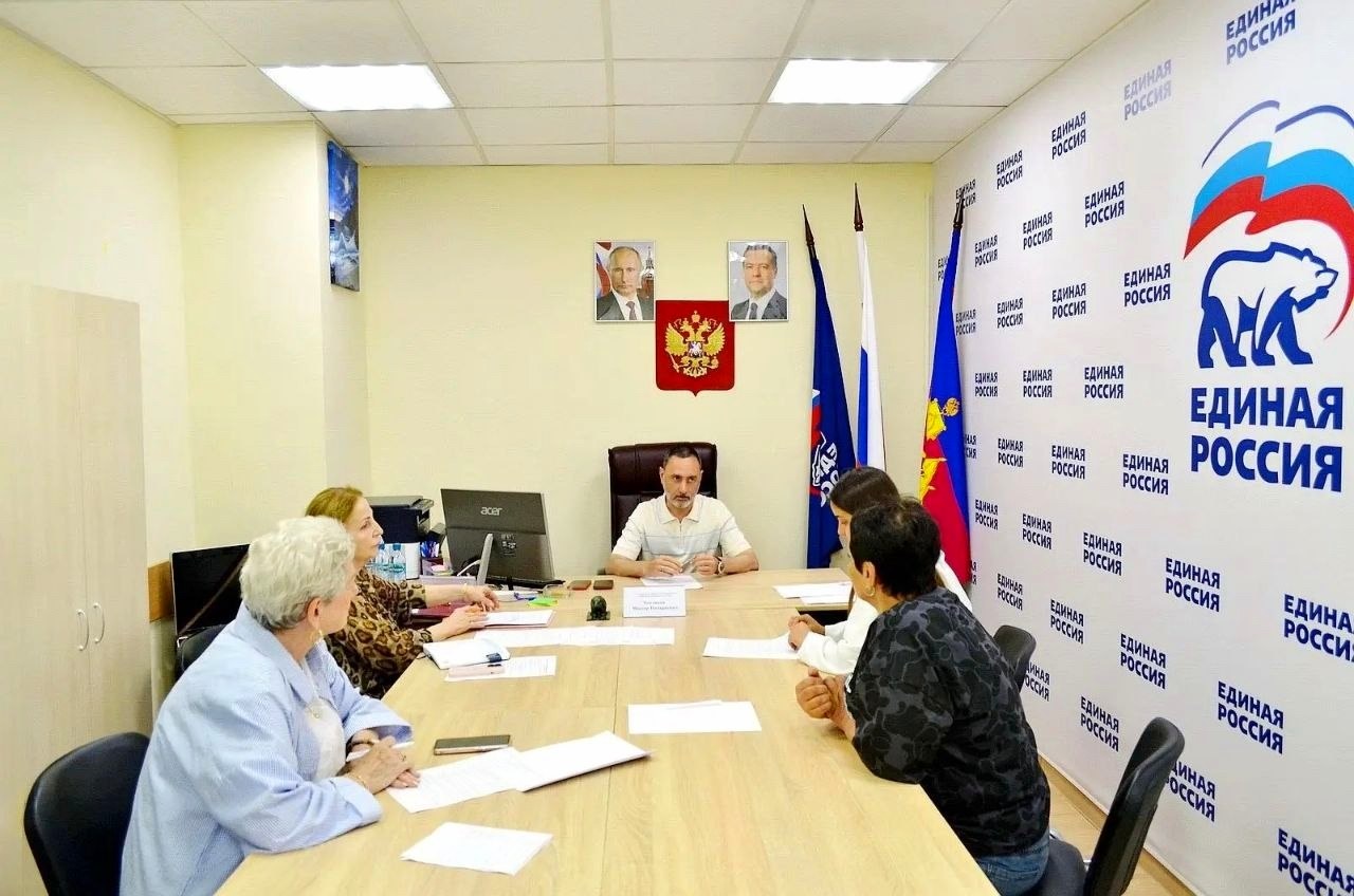 Депутат Законодательного Собрания Виктор Тепляков принял граждан в Общественной приёмной