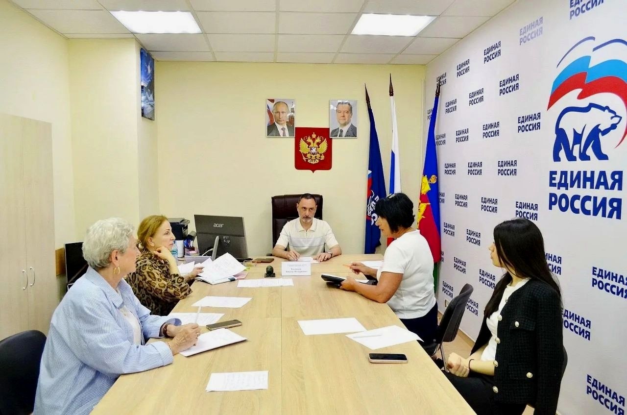 Депутат Законодательного Собрания Виктор Тепляков принял граждан в Общественной приёмной