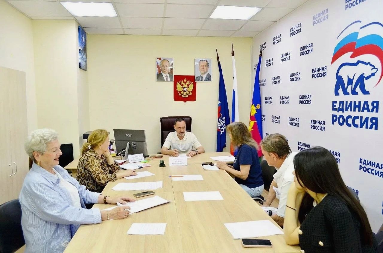 Депутат Законодательного Собрания Виктор Тепляков принял граждан в Общественной приёмной