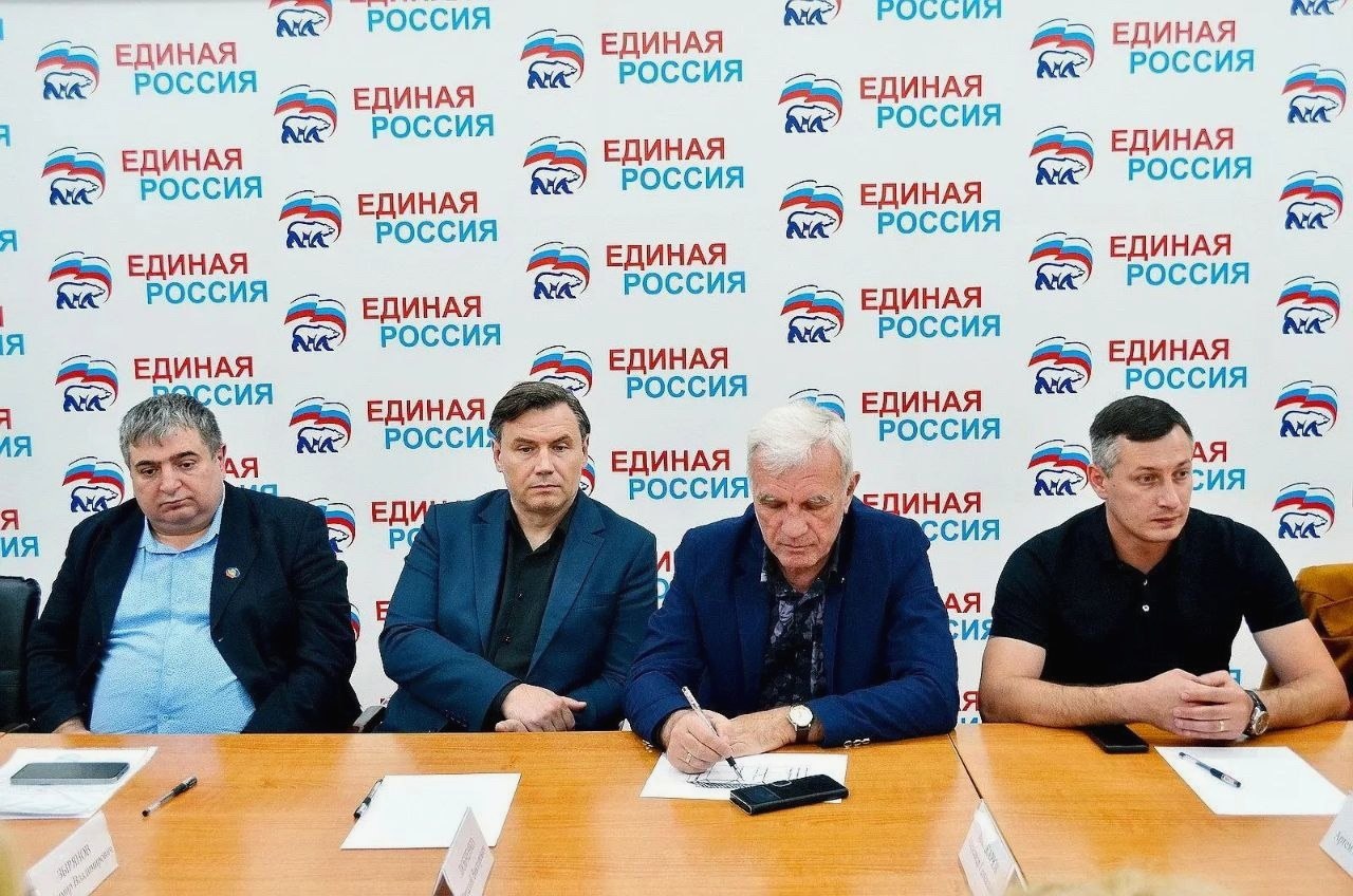 Депутат ЗСК Виктор Тепляков провёл встречу по гуманитарной помощи в зоне СВО