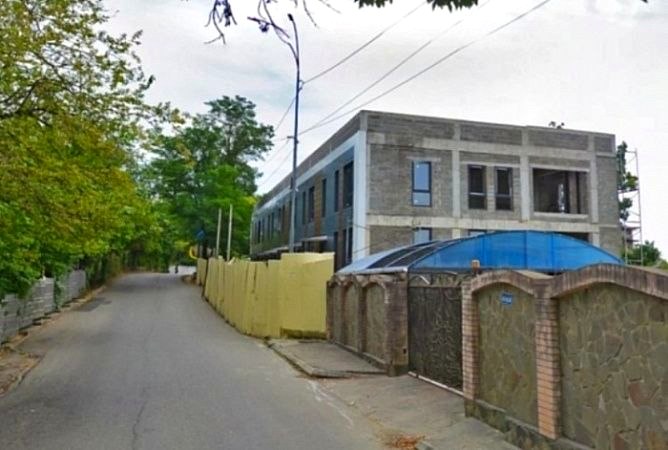 Суд в Сочи постановил снести два самостроя в опасных зонах