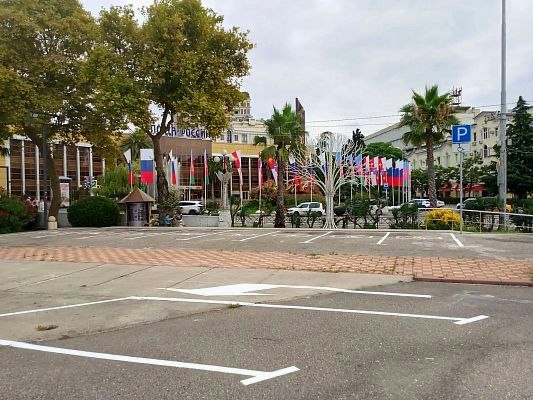 В Сочи открылась новая муниципальная парковка на 123 места в центре города